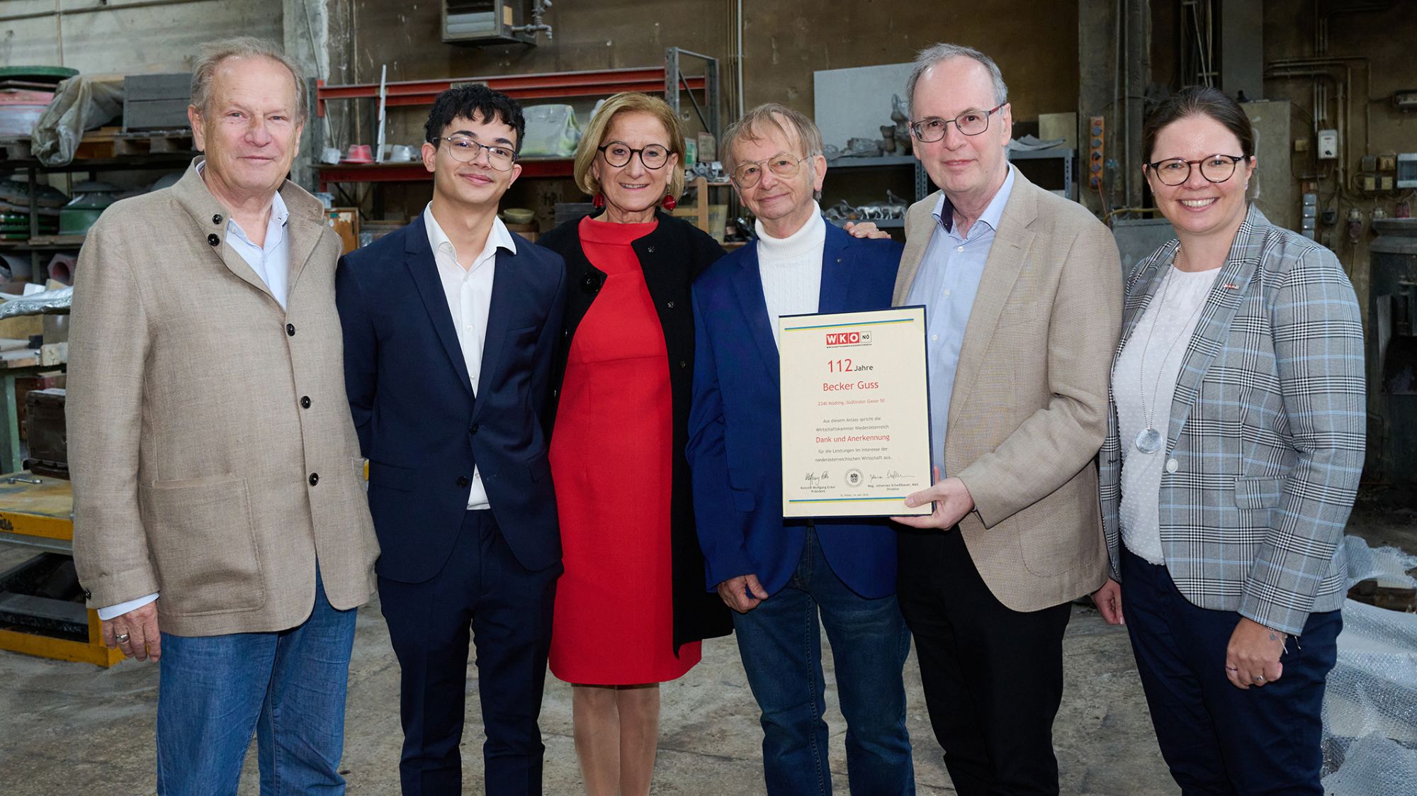 Landeshauptfrau Johanna Mikl-Leitner und WKNÖ-Vizepräsident Erich Moser überreichen Ernst und Patrick Hrabalek die Urkunde zu 112 Jahre Becker Guss
