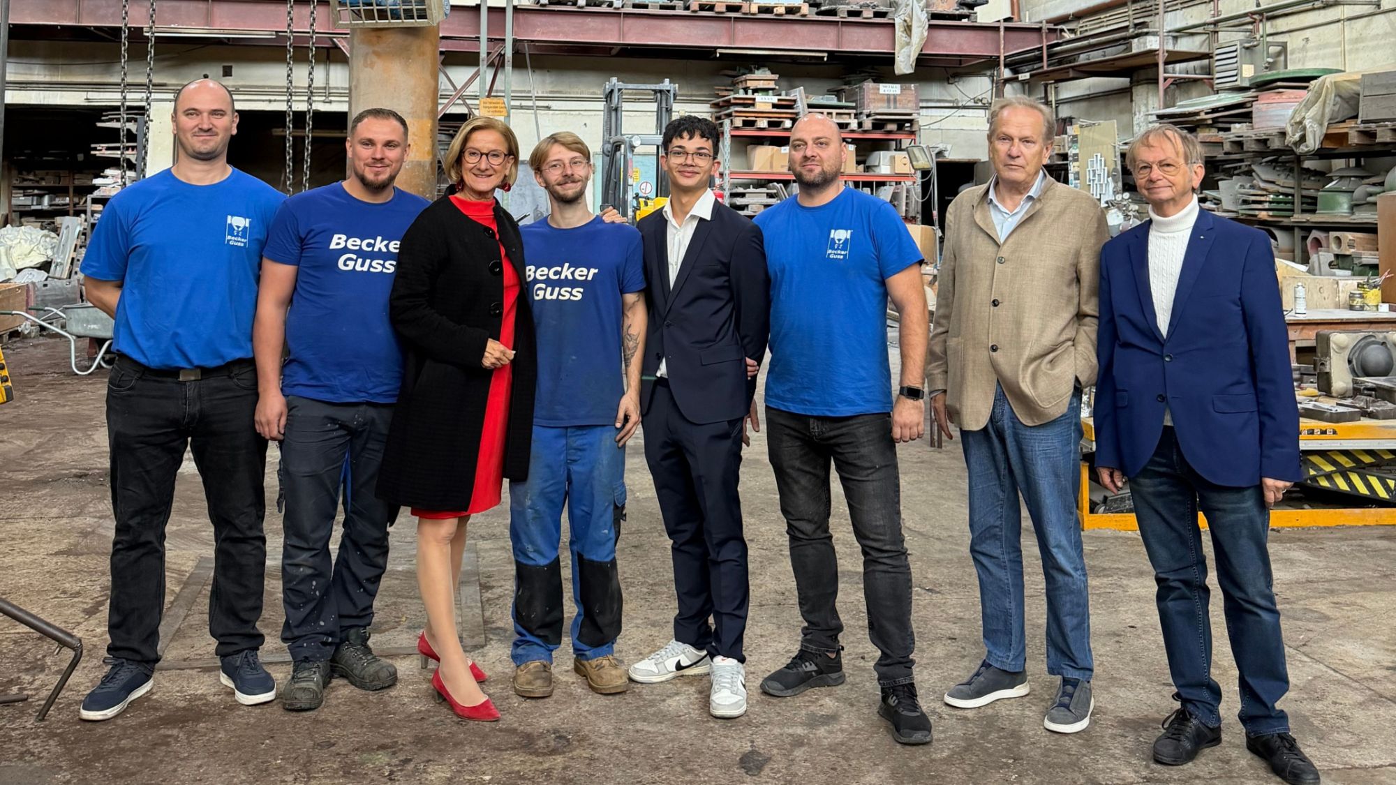 Landeshauptfrau Johanna Mikl-Leitner mit dem Team von Becker Guss in der Gießerei in Mödling