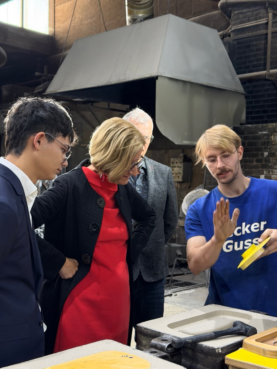 Philipp Gilly erklärt Landeshauptfrau Johanna Mikl-Leitner eine Sandform