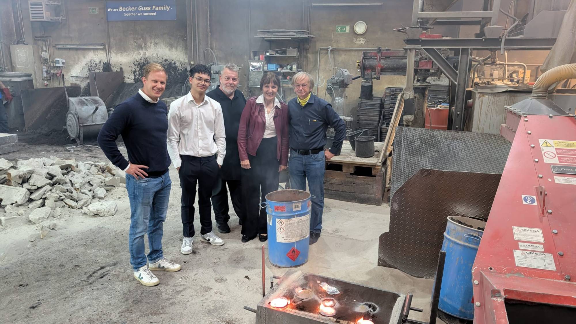 Oliver Himmel, Patrick Hrabalek, Gemeinderat Günther Huber, Bürgermeisterin Silvia Drechsler und Ing. Ernst Hrabalek in der Gießerei von Becker Guss in Mödling