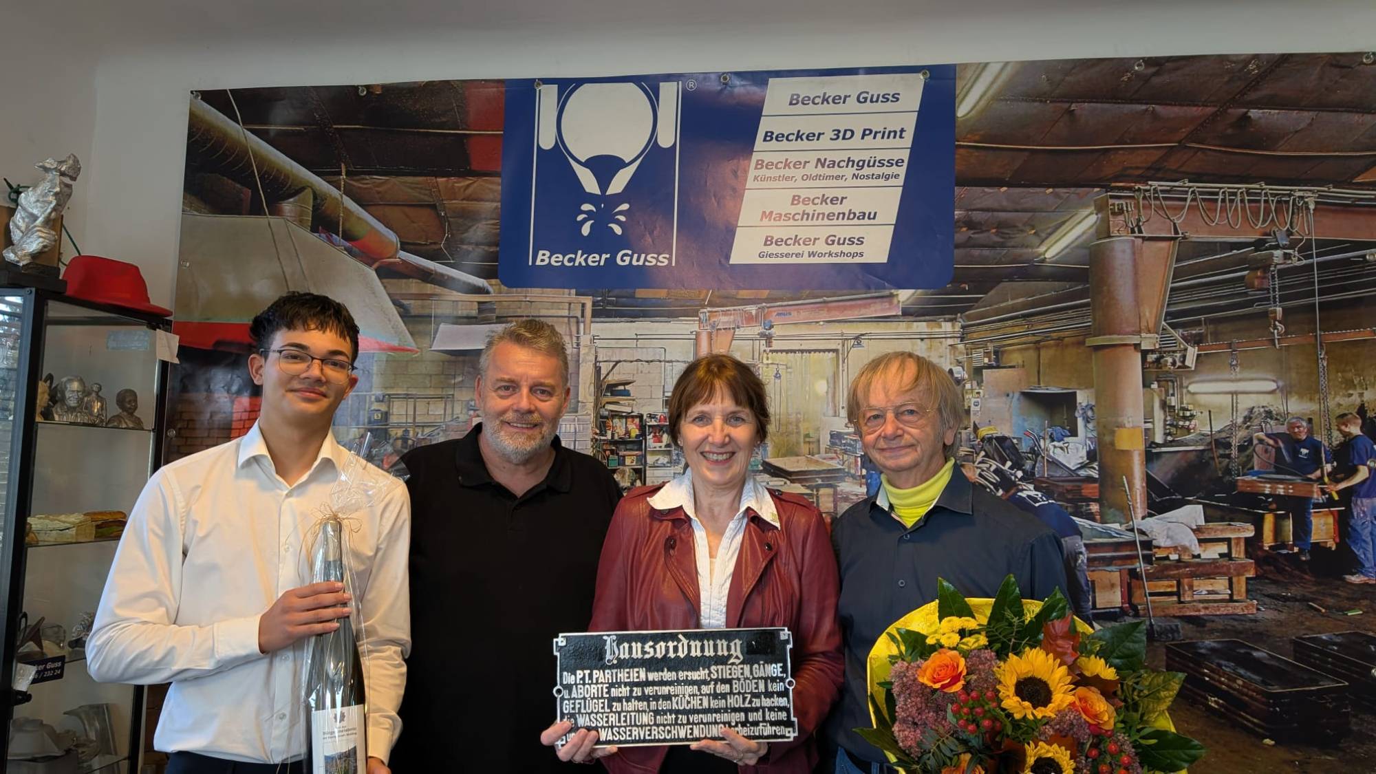 Patrick Hrabalek, Gemeinderat Günther Huber, Bürgermeisterin Silvia Drechsler und Ing. Ernst Hrabalek bei Becker Guss