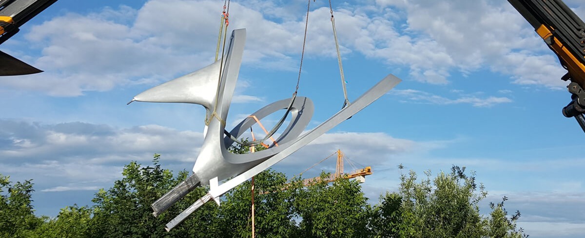 Skulptur-Transport mit Kran