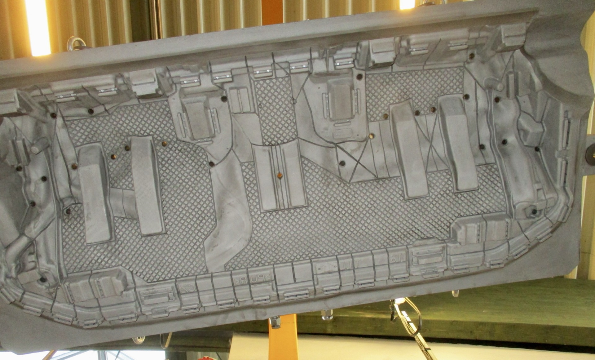 Detailansicht Sitzschaumwerkzeug mit feinen Oberflächenstrukturen, Aluminiumguss Becker Guss