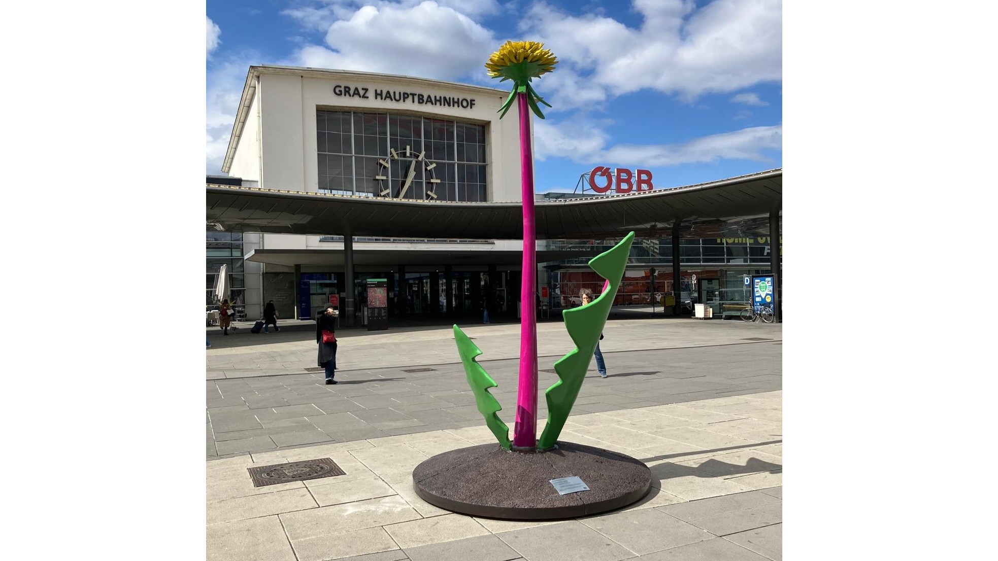 Skulptur von Künstler Thomas Stimm - Löwenzahn vor Grazer Hauptbahnhof